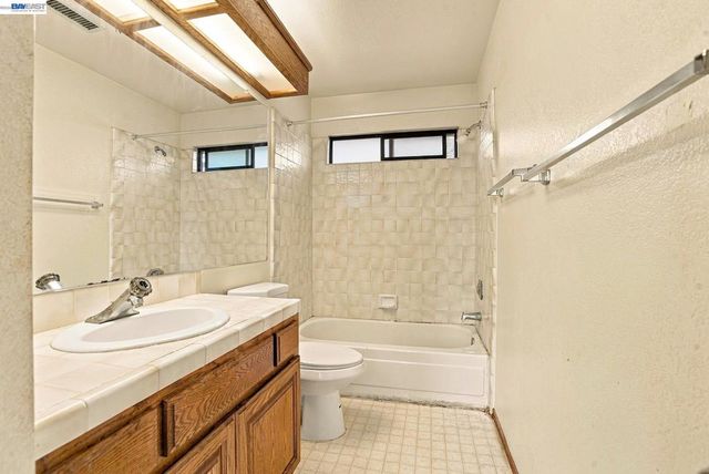 4934 Stoneridge Rd, Oakland, CA 94605