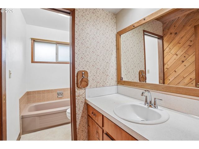28450 Se K W ANDERSON Rd, Gresham, OR 97080