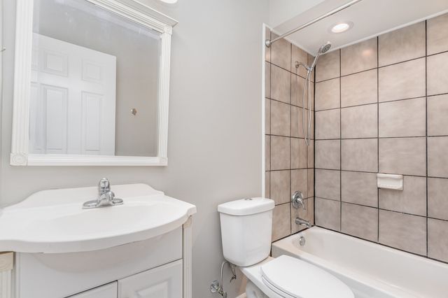 355 Crestwood Court, Algonquin, IL 60102