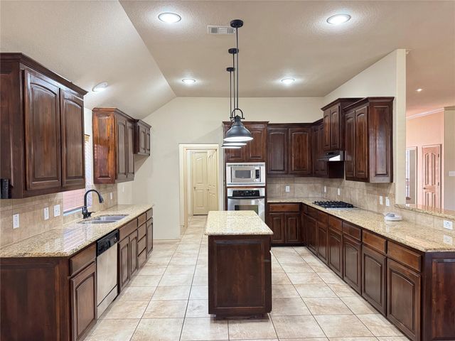 7704 Fallen Antler Place, Arlington, TX 76002