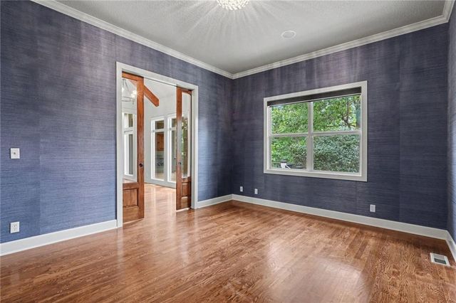 5950 N Saline Avenue, Kansas City, MO 64151