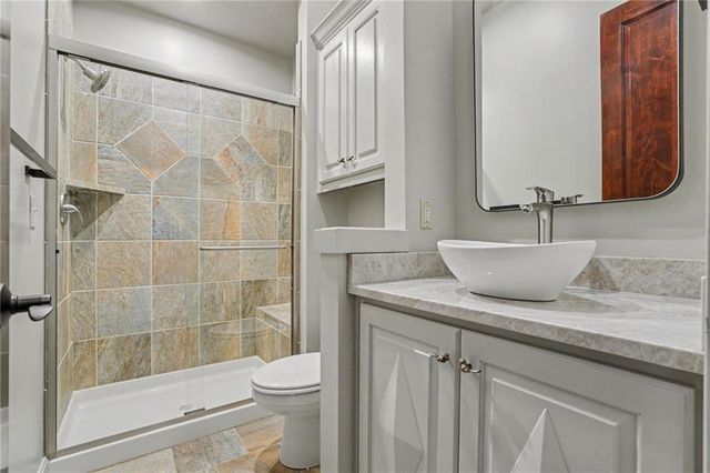 5950 N Saline Avenue, Kansas City, MO 64151