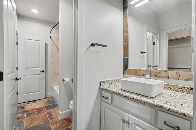 5950 N Saline Avenue, Kansas City, MO 64151