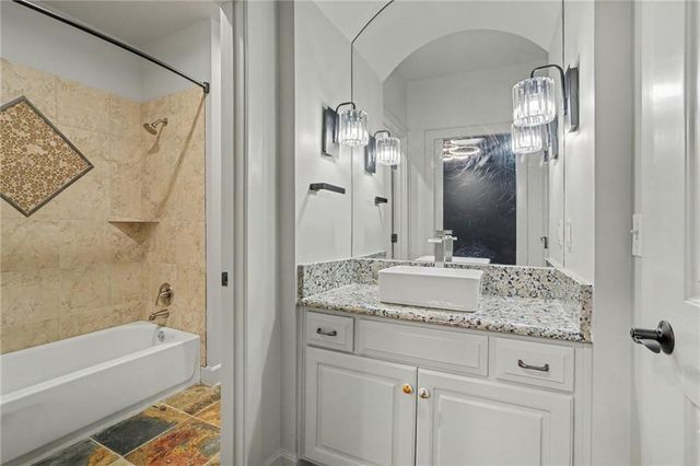 5950 N Saline Avenue, Kansas City, MO 64151