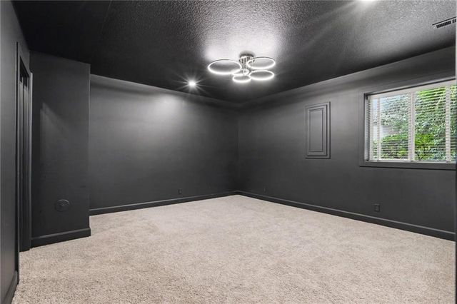 5950 N Saline Avenue, Kansas City, MO 64151