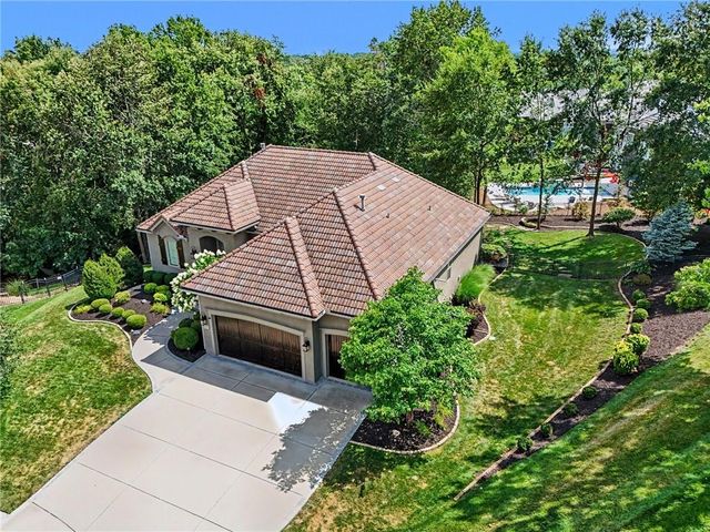 5950 N Saline Avenue, Kansas City, MO 64151