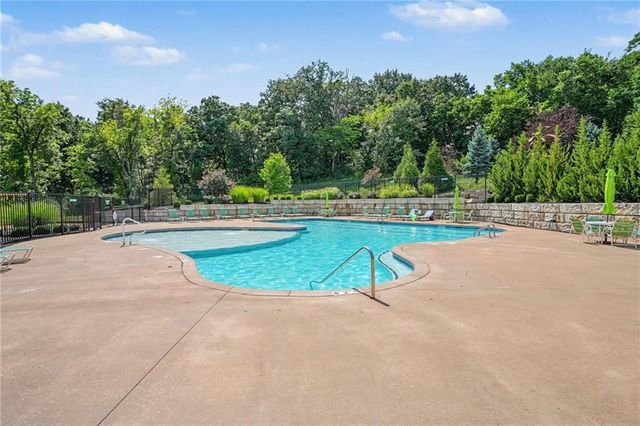 5950 N Saline Avenue, Kansas City, MO 64151