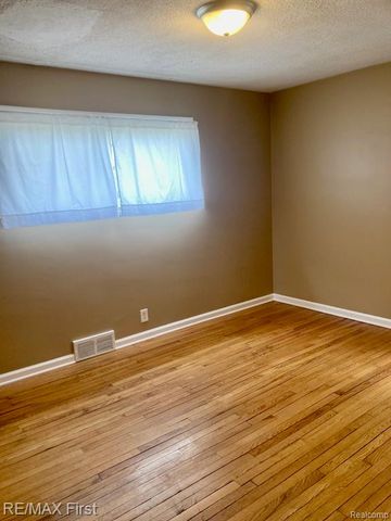 23471 Rensselaer Street, Oak Park, MI 48237