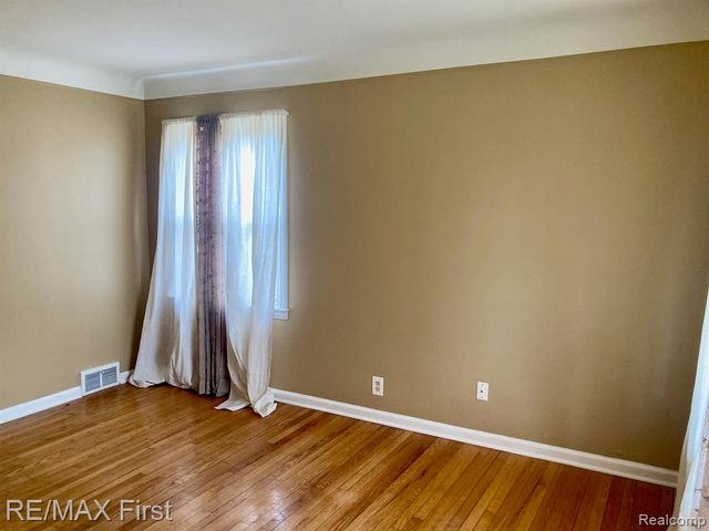 23471 Rensselaer Street, Oak Park, MI 48237