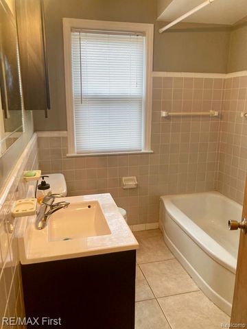 23471 Rensselaer Street, Oak Park, MI 48237