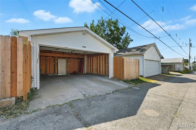5325 Gilson, St Louis, MO 63116