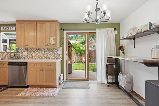1907 W TONI RAE Dr, Spokane, WA 99218