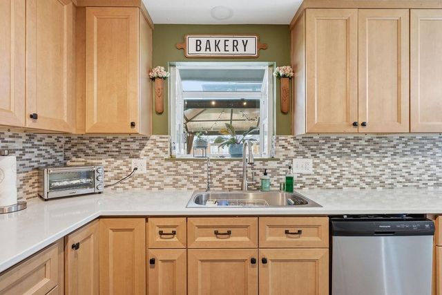 1907 W TONI RAE Dr, Spokane, WA 99218