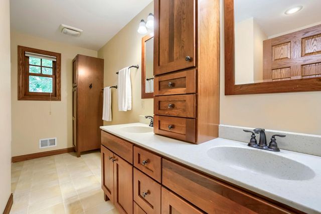 3019 W Old Shakopee Road W, Bloomington, MN 55431