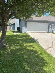 2205-2207 Heritage Circle 2205, Carrollton, TX 75006