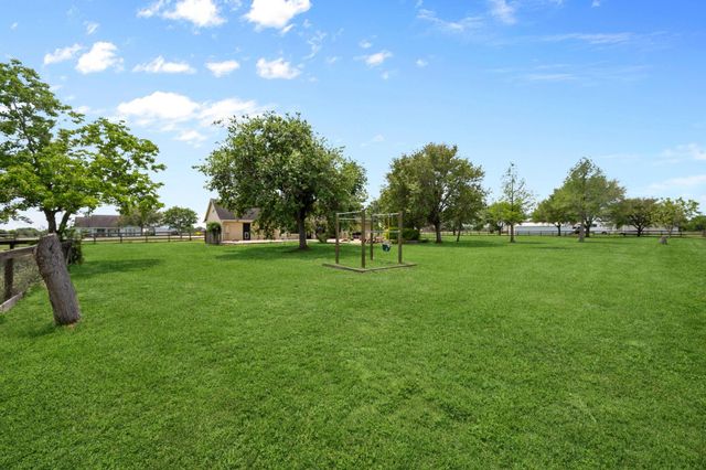 1945 Settlers Way Drive, Sealy, TX 77474