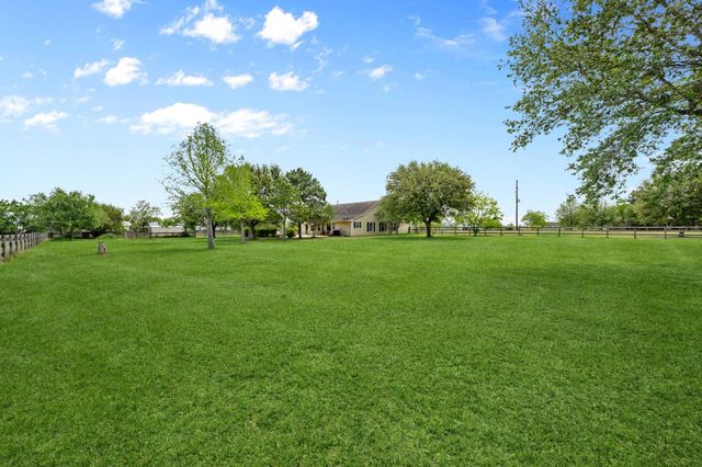 1945 Settlers Way Drive, Sealy, TX 77474