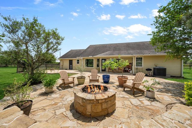 1945 Settlers Way Drive, Sealy, TX 77474