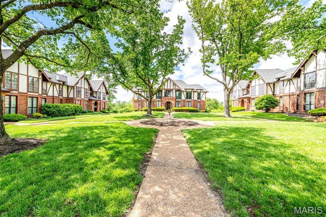 923 Claytonbrook Drive 2, Ballwin, MO 63011