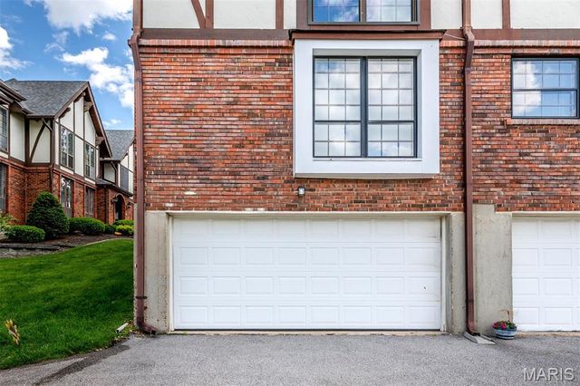 923 Claytonbrook Drive 2, Ballwin, MO 63011