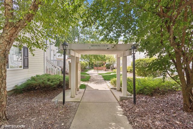 33 S Treehouse Lane, Round Lake, IL 60073