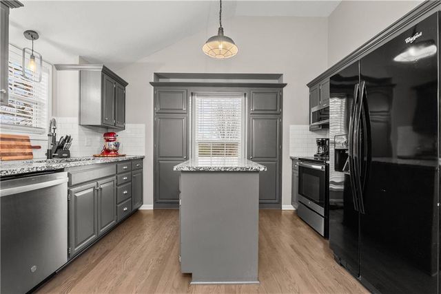 1408 NE Applewood Court, Lee's Summit, MO 64086