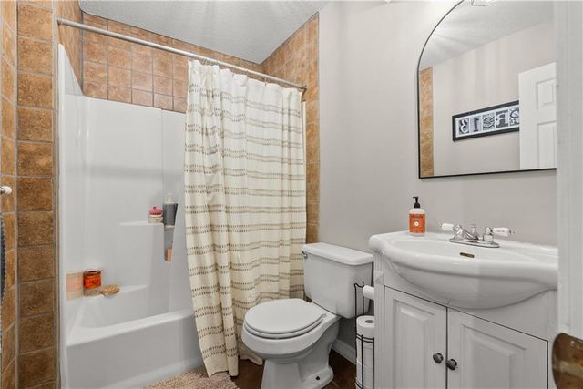 1408 NE Applewood Court, Lee's Summit, MO 64086