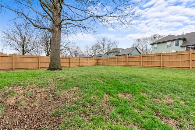 1408 NE Applewood Court, Lee's Summit, MO 64086