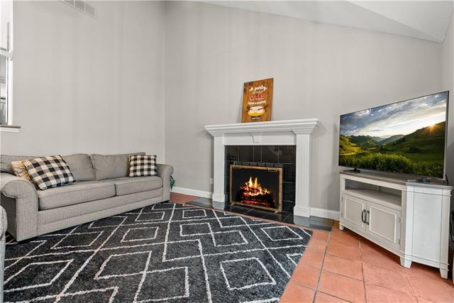 1408 NE Applewood Court, Lee's Summit, MO 64086