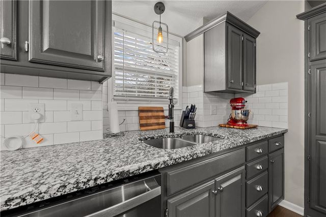 1408 NE Applewood Court, Lee's Summit, MO 64086