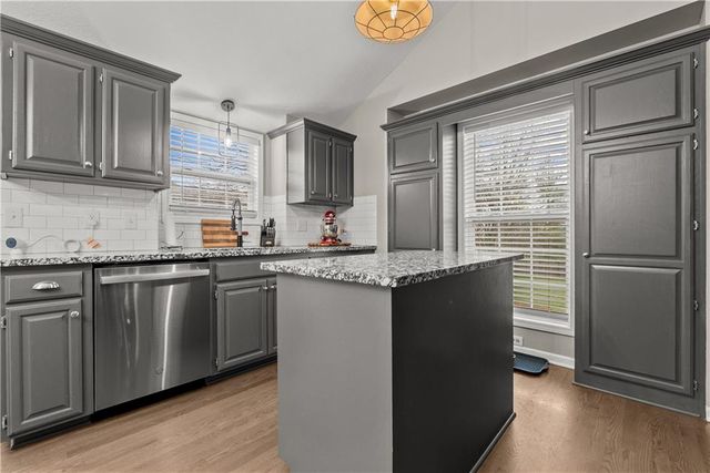 1408 NE Applewood Court, Lee's Summit, MO 64086