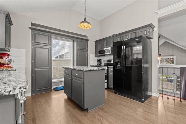 1408 NE Applewood Court, Lee's Summit, MO 64086