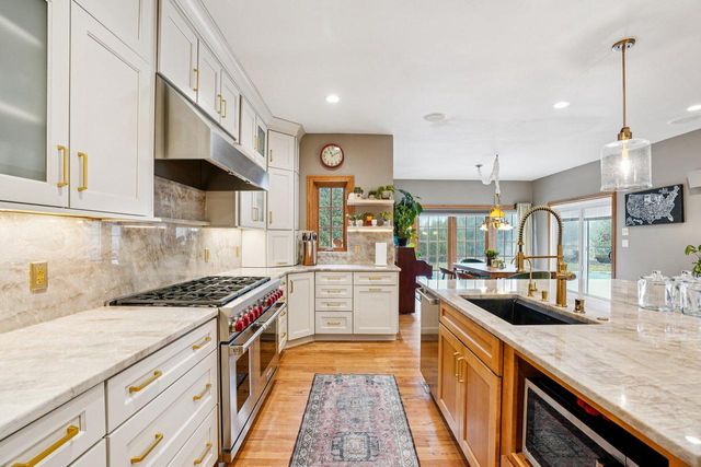 923 Evergreen CIRCLE, Hartland, WI 53029