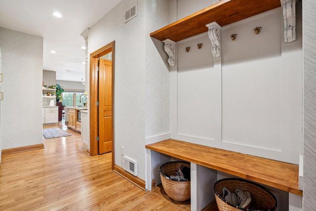 923 Evergreen CIRCLE, Hartland, WI 53029