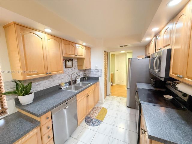 450 Commodore Dr 306, Plantation, FL 33325