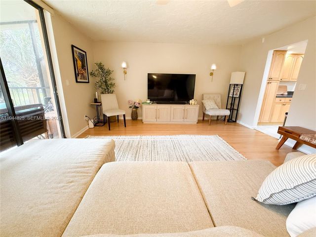 450 Commodore Dr 306, Plantation, FL 33325