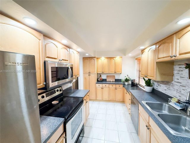 450 Commodore Dr 306, Plantation, FL 33325