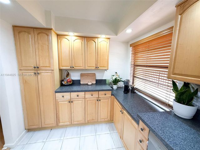 450 Commodore Dr 306, Plantation, FL 33325