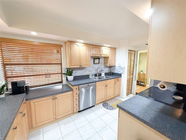 450 Commodore Dr 306, Plantation, FL 33325