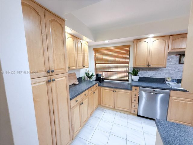 450 Commodore Dr 306, Plantation, FL 33325