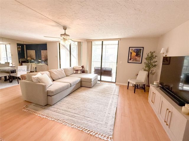 450 Commodore Dr 306, Plantation, FL 33325