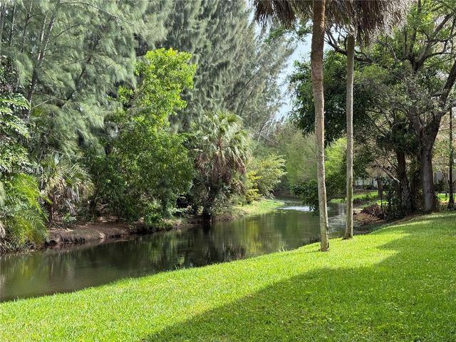450 Commodore Dr 306, Plantation, FL 33325