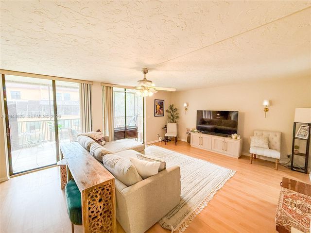 450 Commodore Dr 306, Plantation, FL 33325