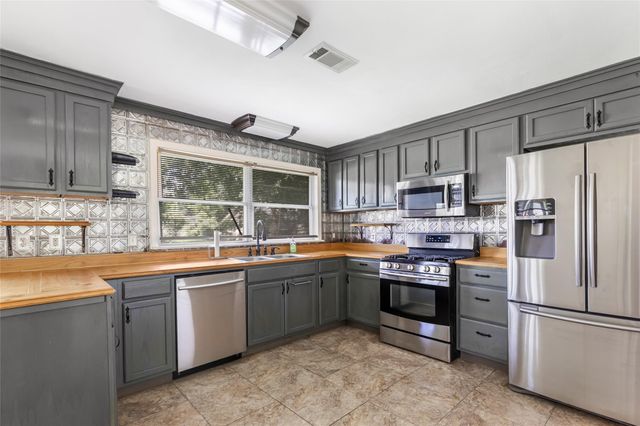 409 E Linney Street, Dayton, TX 77535