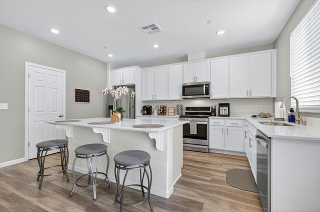 751 Crow Creek Cir, Galt, CA 95632