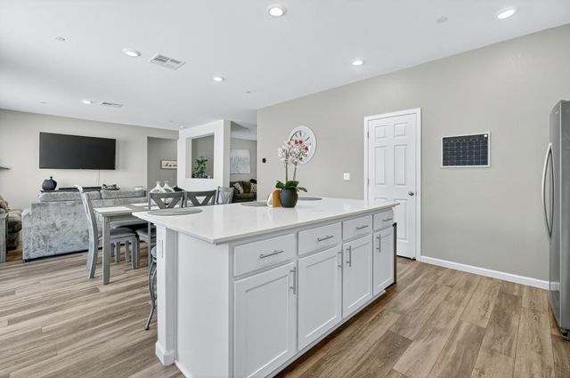 751 Crow Creek Cir, Galt, CA 95632