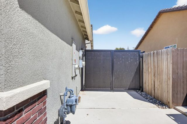 751 Crow Creek Cir, Galt, CA 95632