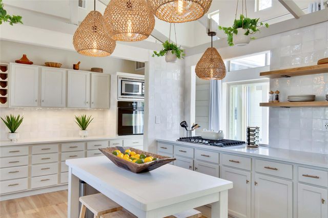 609 S Creekwood DR, Driftwood, TX 78619