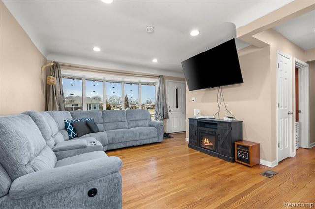 6452 Arcola Street, Garden City, MI 48135