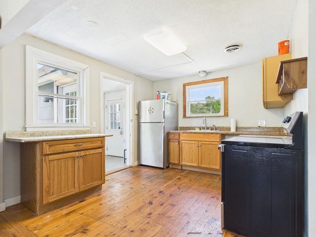 5 Barber St, Springfield, MA 01109